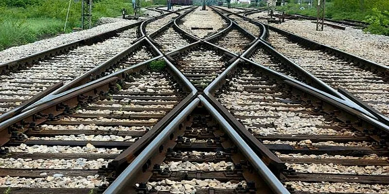 ریل آهن، مسیر فولادی که با هدایت قطارها، نقش حیاتی در حمل و نقل زمینی ایفا می‌ کند.